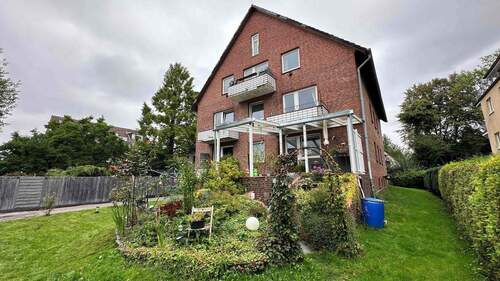 Hinteransicht (2) - Solides, voll vermietetes Mehrfamilienhaus mit 6 Garagen