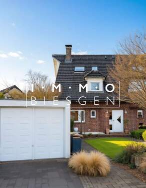 Außenansicht und Garage - Mehrfamilienhaus, Wohnhaus mit 126,90 m&sup2; in Mülheim an der Ruhr zum Kaufen