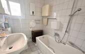 Bad mit Badewanne und Fenster - 
