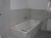 Neues Bad mit Wanne und Dusche - 