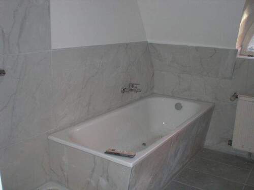 Neues Bad mit Wanne und Dusche - 