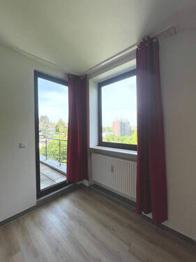 ...mit Ausgang zum Balkon - 