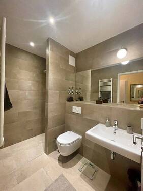 Elternbadezimmer mit Dusche - 