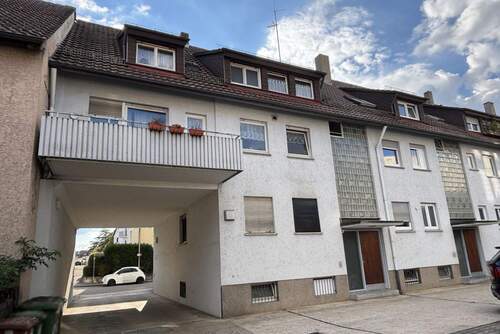 Hausansicht - Beidseitig angebaute Doppelhaushälfte mit drei Wohneinheiten