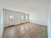 Helles Wohnzimmer mit Holzboden - 