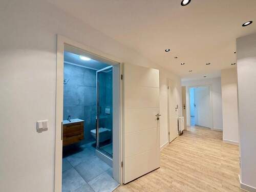 Heller Flur mit Badezimmer - 