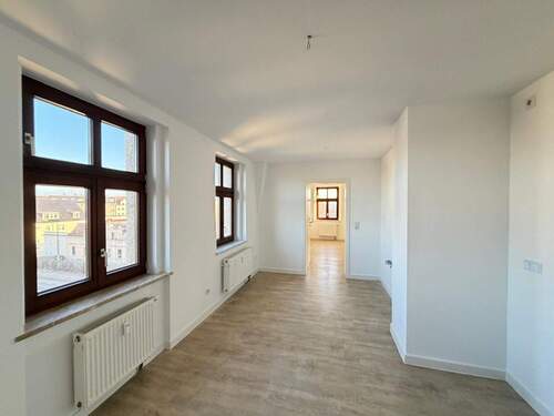 Helle Küche mit Fenstern - 