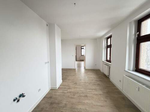 Helle Küche mit Holzboden - 