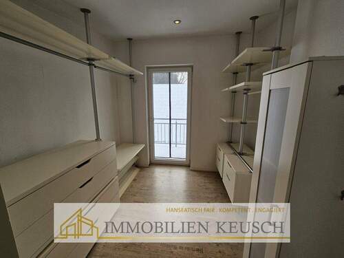 Ankleide mit Balkon OG - 