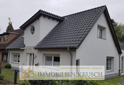 Vorderansicht Sommer - Viel Platz in Ihrer renovierten Doppelhaushälfte mit Garage im begehrten & ruhigen Kirchlinteln