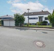 Haus-im-Haus Gefühl! 3-Zimmer-Wohnung mit Galerie, Ankleide & eigenem Zugang im Zweifamilienhaus - Obermichelbach