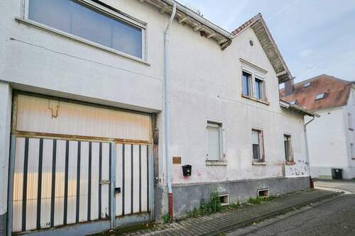 Blick Hofeinfahrt und Haus - Für Menschen, die nicht nur kaufen - sondern in Roßdorfs bester Lage selbst erschaffen!