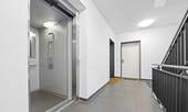 Flur mit Aufzug - 