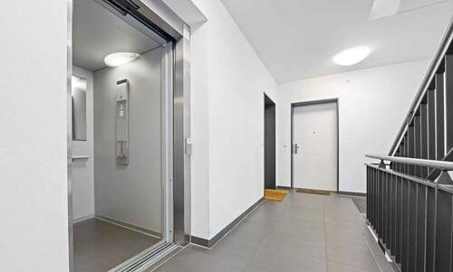 Flur mit Aufzug - 