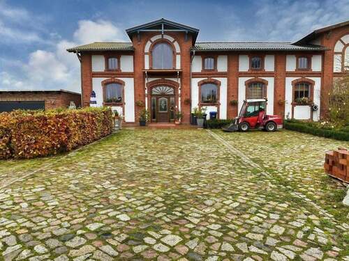 Herrenhaus Frontansicht - Mehrfamilienhaus, Wohnhaus mit 862,00 m&sup2; in Mölln zum Kaufen