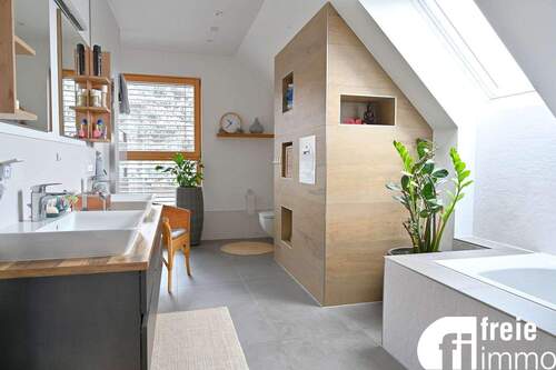 Bad mit Wanne und Dusche - 