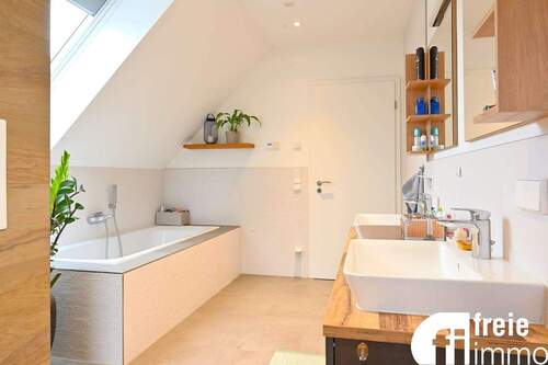 Bad mit Wanne und Dusche - 