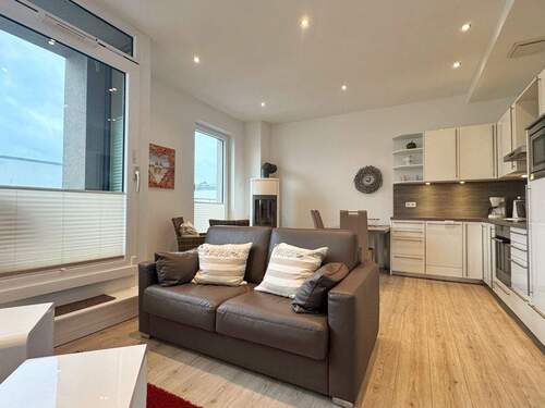 Wohn- / Essbereich - Lichterfüllte Ferienwohnung mit Panorama-Dachterrasse und Strandflair