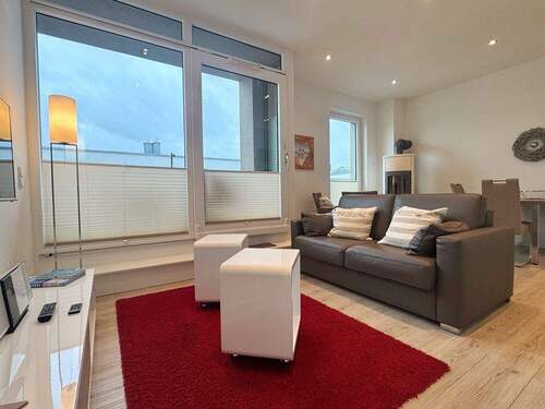 Wohnzimmer mit Zugang Balkon - Etagenwohnung mit 76,50 m&sup2; in Binz zum Kaufen