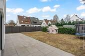 ... Spielrasen und der großen Terrasse. - 