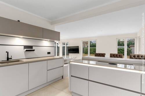 Erdgeschosswohnung: Wohn- und Esszimmer (36,73m²) mit offener Küchenzone (11,49m²). - 3 Zimmer Etagenwohnung zum Kaufen in Bremen