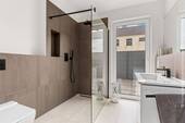 Tageslichtbad (6,13m²) mit verglaster, bodengleicher Duschzone. - 