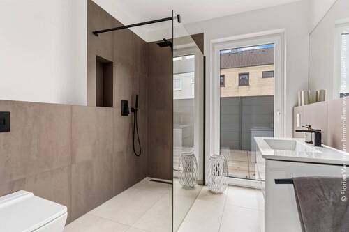Tageslichtbad (6,13m²) mit verglaster, bodengleicher Duschzone. - 