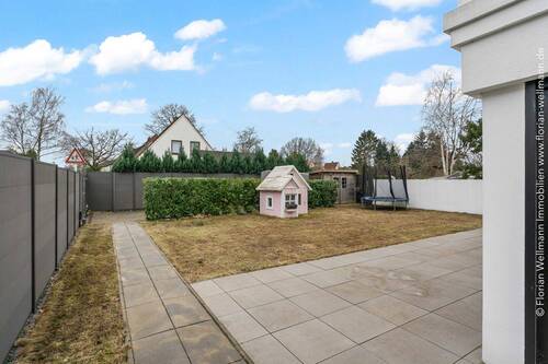 Umzäunter, sichtgeschützter Garten mit Gartenhaus, ... - 