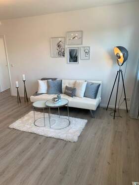 Wohnzimmer - Charmante 2-Zimmer-Wohnung im Herzen von Neumünster