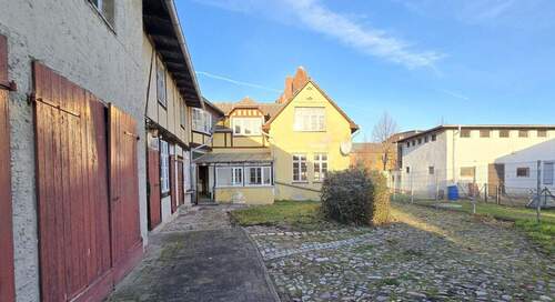 Hof - 7 Zimmer Einfamilienhaus in Wanzleben