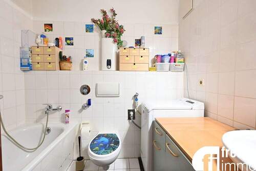 Bad mit Wanne und WM-Anschluss_02 WE - 