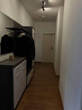 Flur mit Platz für Garderobe. - 