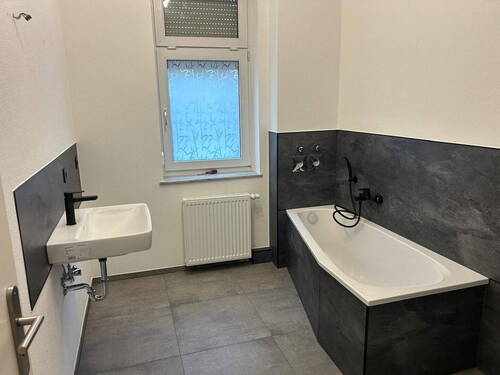 Modernes, kernsaniertes Bad - 4 Zimmer Terrassenwohnung zur Miete in Grünhainichen
