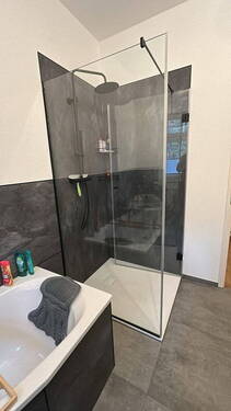 GroßzügigeDusche moderner Auss - 4 Zimmer Terrassenwohnung in Grünhainichen