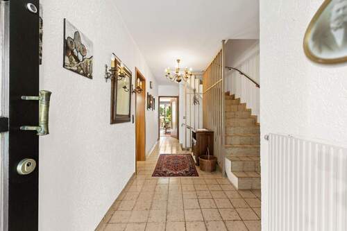 Flur - 5 Zimmer Reihenmittelhaus in Köln