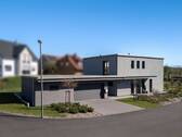 Hausansicht vorne - Weg von Lärm & Hektik: Exklusives Effizienzhaus A+ mit Weitblick und 207 m² Wohlfühlfläche