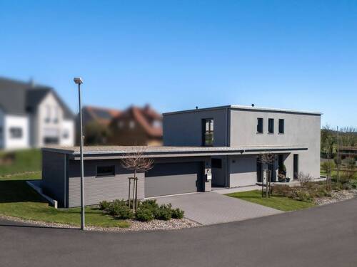 Hausansicht vorne - Weg von Lärm & Hektik: Exklusives Effizienzhaus A+ mit Weitblick und 207 m² Wohlfühlfläche