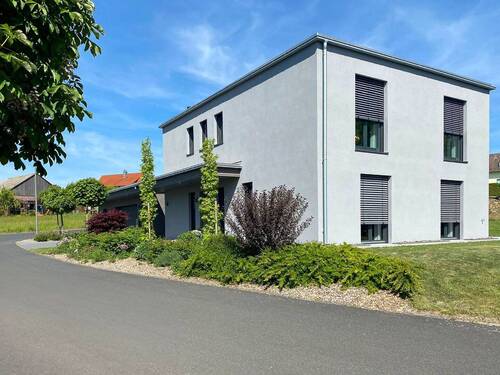Hausansicht vorne und seitlich - 6 Zimmer Einfamilienhaus in Zeitlofs