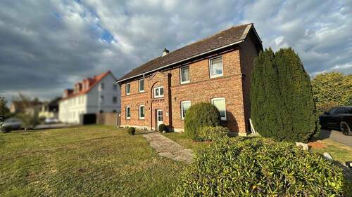 Frontansicht - 8 Zimmer Mehrfamilienhaus, Wohnhaus zum Kaufen in Moorrege