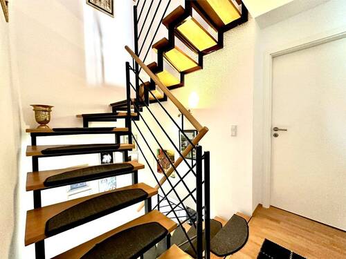 Flur und Treppe zum Spitzbogen - 