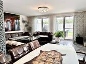 Blick vom Essbereich zu Wohnzimmer und in die Terrasse - 