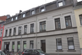 Frontansicht - Provisionsfrei! Neuss-Stadtgartennähe: Charmante, vermietete Dachgeschosswohnung mit TG-Stellplatz