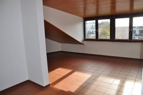 Blick in den offenen Wohnbereich - 2 Zimmer Etagenwohnung in Neuss