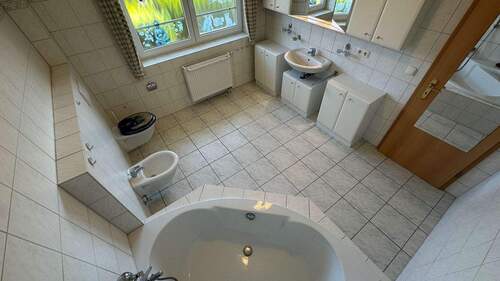 Badezimmer mit Fenster - 