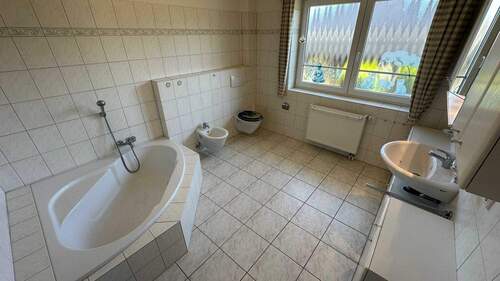 Wannenbad mit Fenster - 