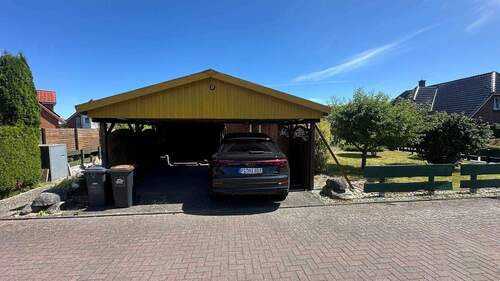 Straßenansicht mit Carport - 