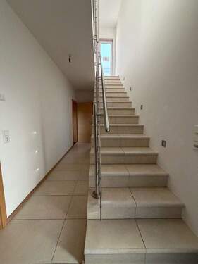 Treppenaufgang.jpeg - 5 Zimmer Einfamilienhaus zum Kaufen in Korschenbroich