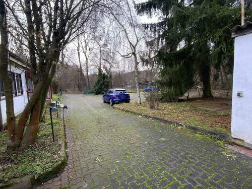 Blick vom Lager Richtung Stellplätze (LKW Anfahrt möglich) - 