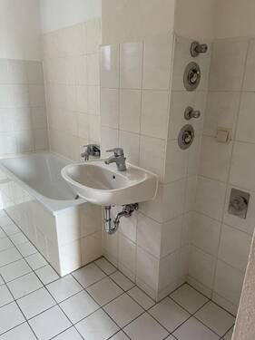 Bad - Etagenwohnung mit 62,50 m&sup2; in Halle zur Miete