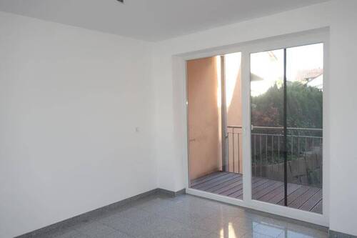 Küche mit Zugang zum Balkon.JPG - 2 Zimmer Etagenwohnung in Straubing